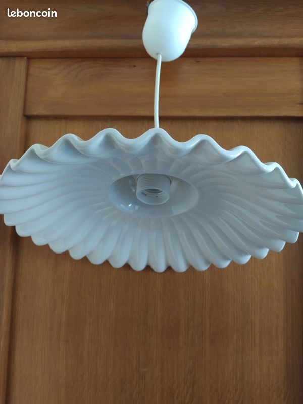 Lampe à suspension en fer et céramique ondulée décorée