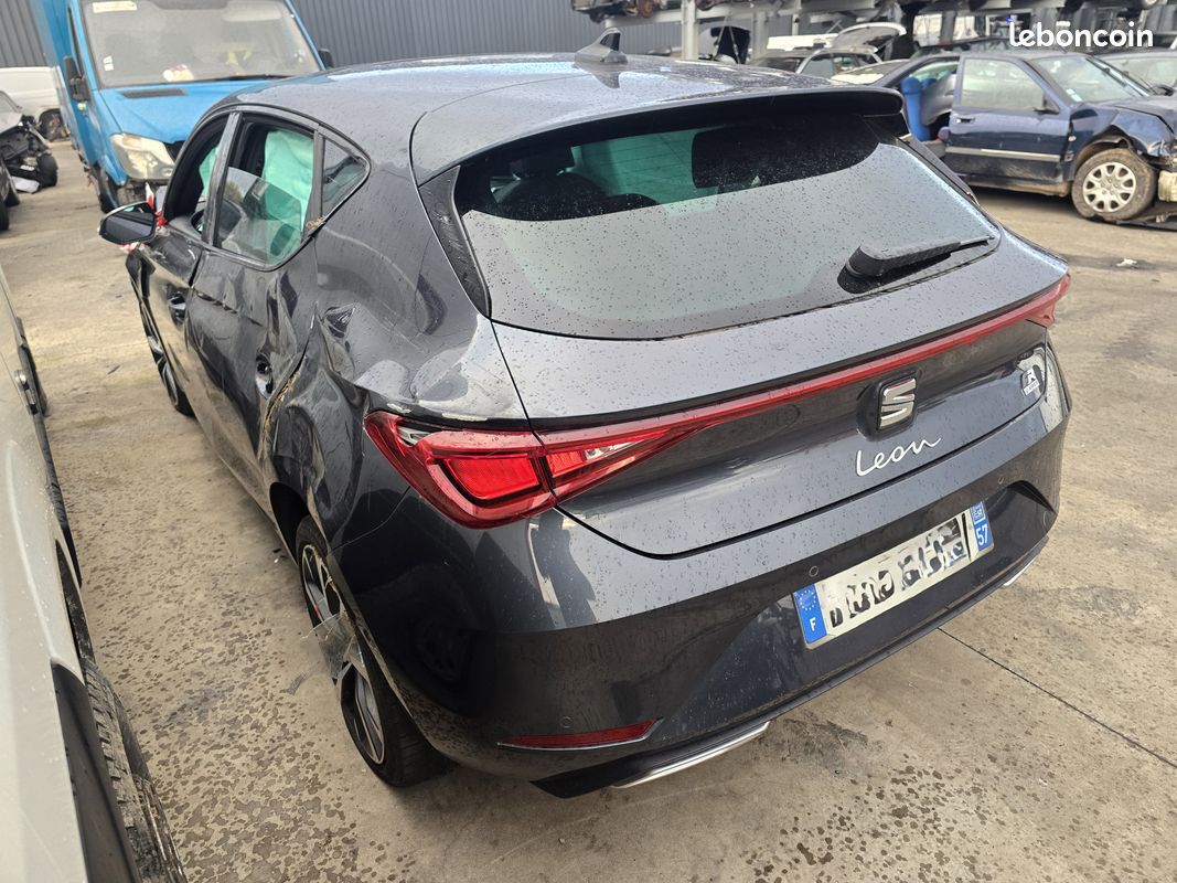 Seat leon FR E-hybrid 204cv accidentée (image 3)