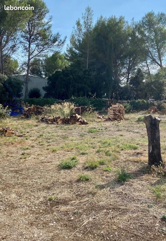 Terrain 300 m² · à Grans · 160 000 €