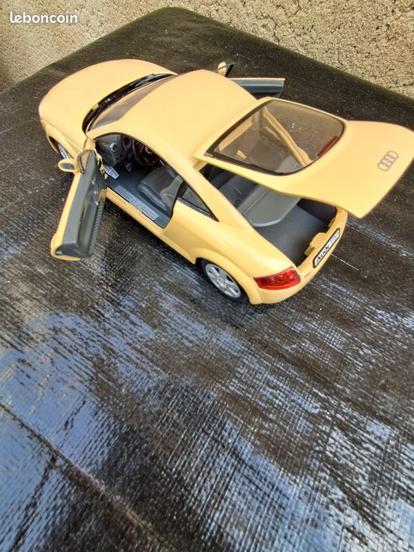 Audi TT Coupé (Crème) (25 cm) 1/18 Revell