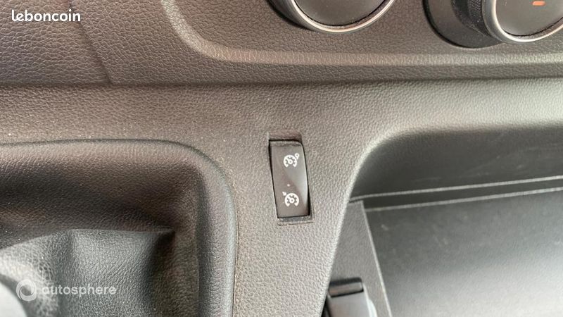 Renault Master Véhicule utilitaire ou Société F3500 L2H2 2.3 Blue dCi 135ch Confort Euro6 (image 17)