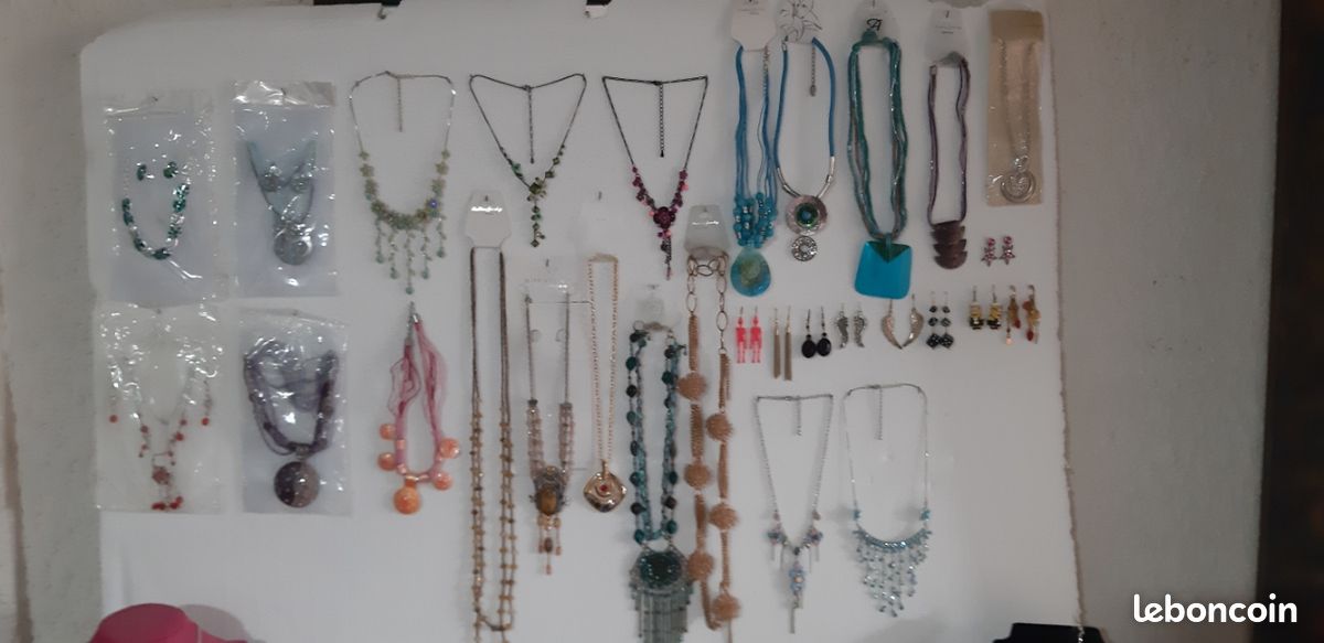 Lot De 50 Colliers Fantaisie – Destockage Neuf Avec étiquettes