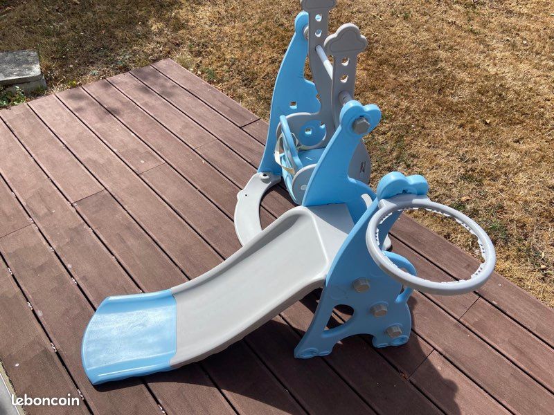 AXI Malik Aire De Jeux en Bois avec 2 Balançoires, Toboggan Blanc/Aire De Jeux Extérieur, Bac À Sable, Mûr De Jeux/Toboggan avec Raccordement À Eau | Portique Balançoire/Jeux en Bois Extérieur