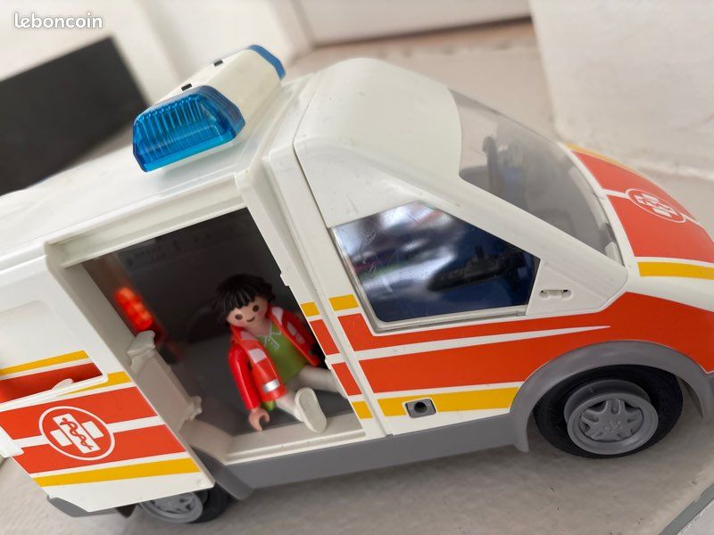 Playmobil ambulances (image 2)