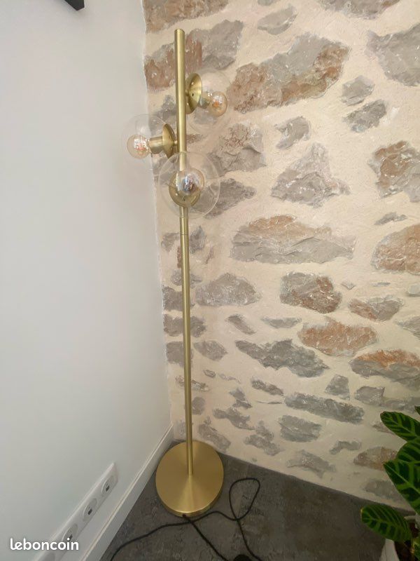 Lampadaire doré avec boules en verre (image 2)