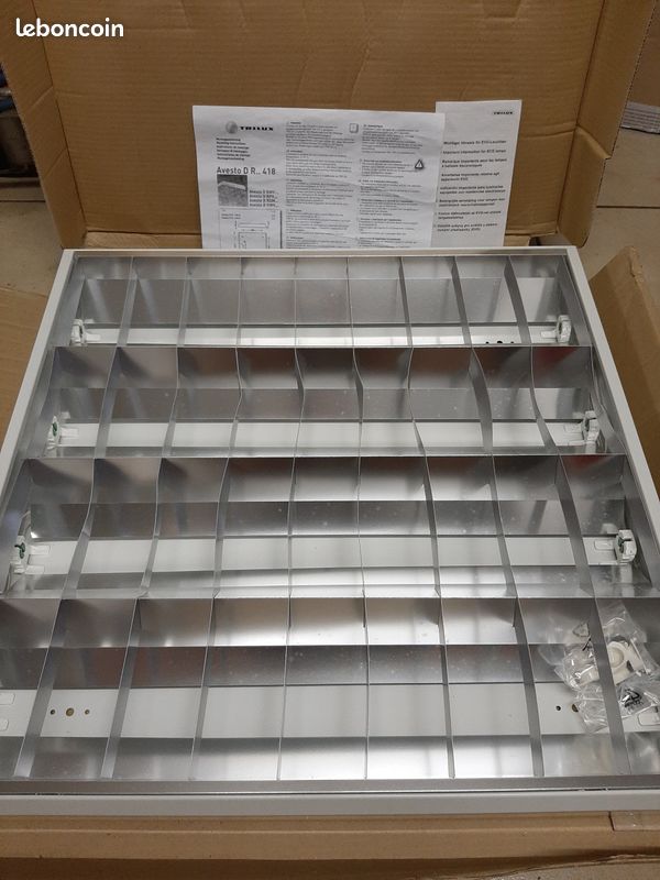Luminaire plafonnier forme carré TRILUX D R 418 avec néons inclus (8 disponibles) (image 1)