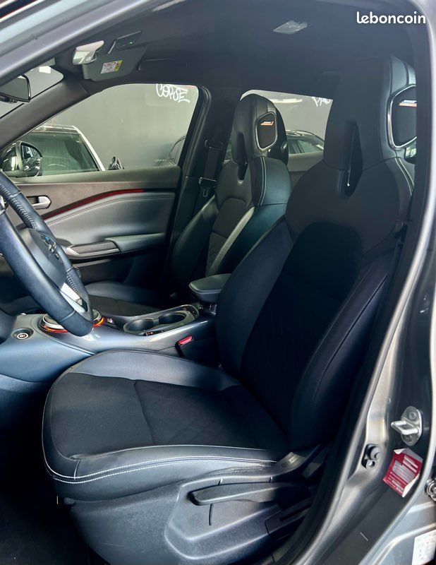 NISSAN JUKE TEKNA 1.0 DIG-T 12v 117ch•Pack Black•Caméra 360°•Radars AV/AR•Feux Full LED•Sièges Sport chauffants•Hifi BOSE•Lumière d’ambiance•CARPLAY (image 9)