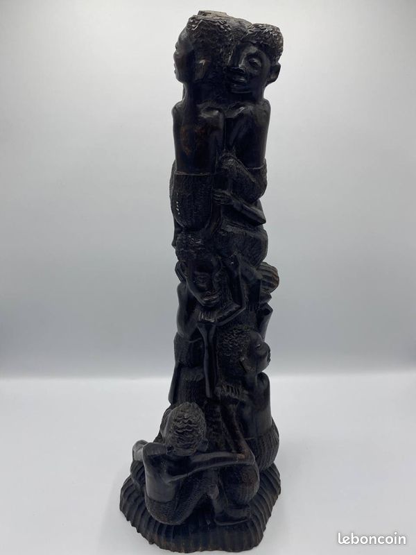 Sculpture africaine en bois sculpté – Composition de personnages enlacés – 41 cm (image 4)
