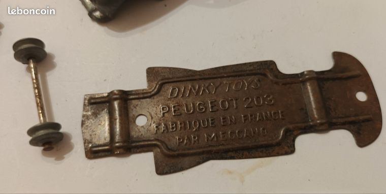 DINKY TOYS ANCIEN #24R PEUGEOT 203 BON ETAT TOIT LISSE +BOUCHON bm