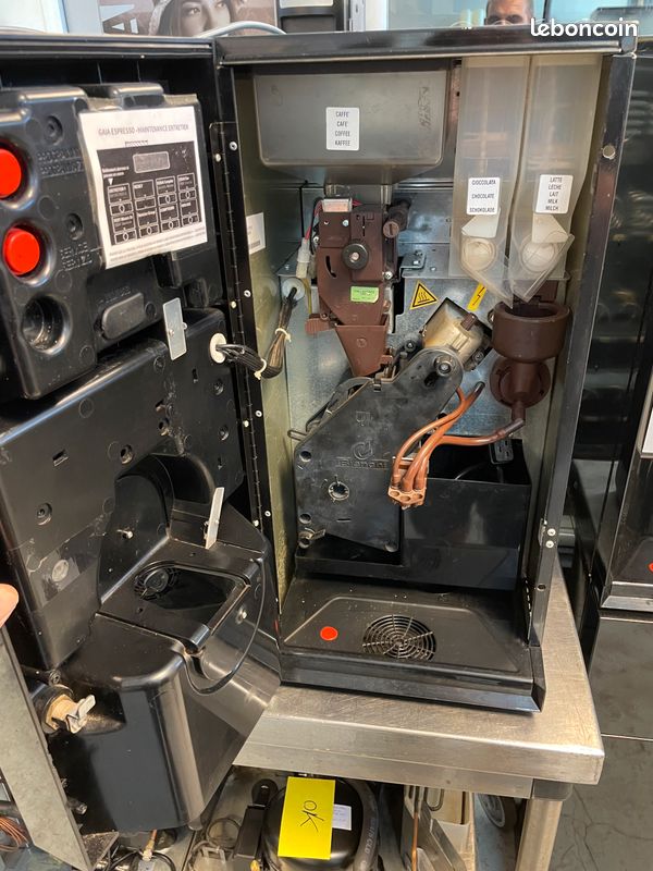 Vend distributeur automatique Machine à Café Bianchi Gaia grain sur Socle (image 2)