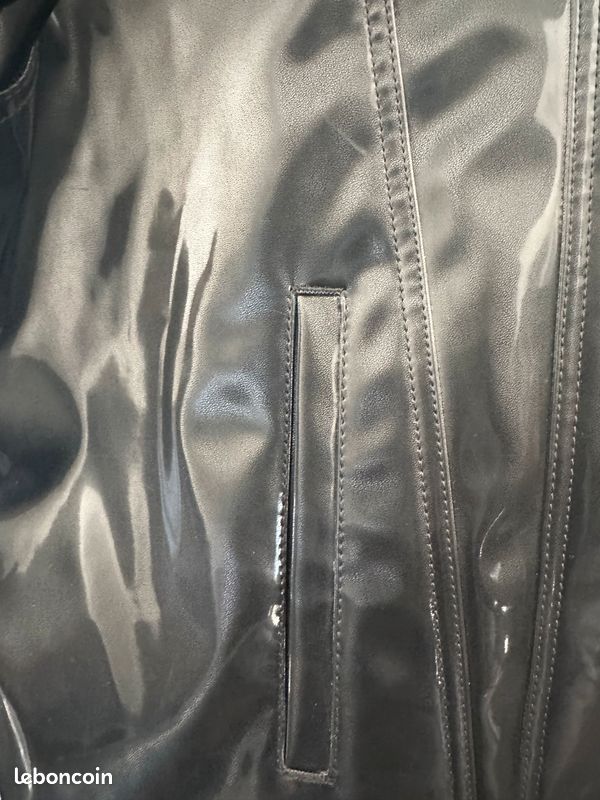 Veste effet cuir verni noir coupe oversize (image 3)