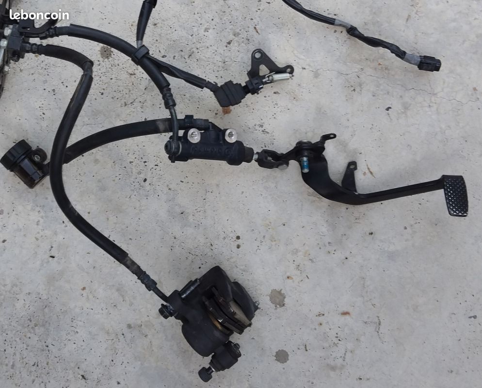 Frein arriere complet yamaha mt09sp 2023 (image 1)