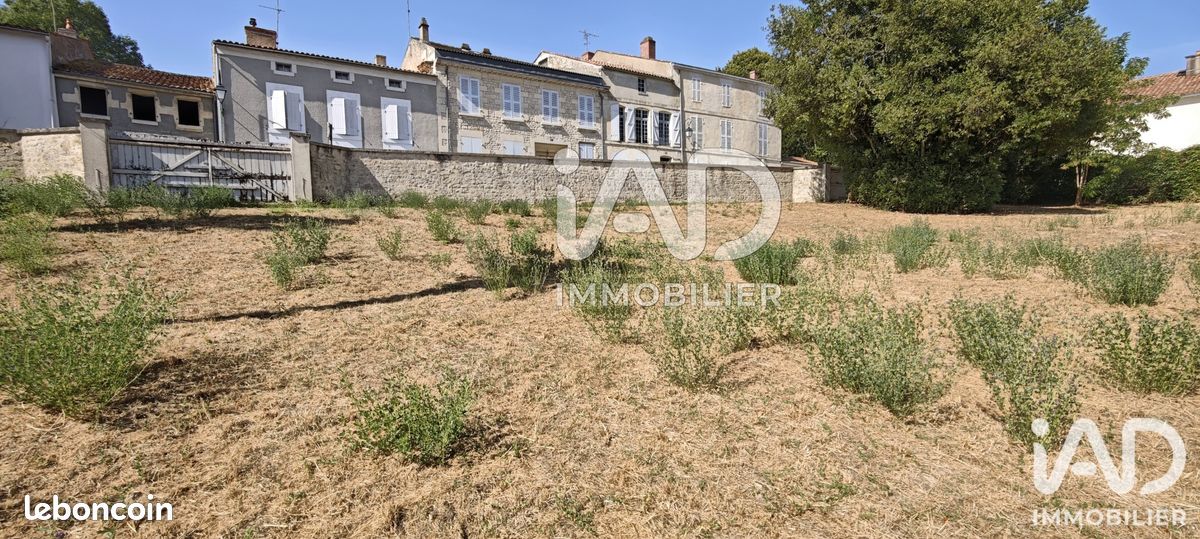 Terrain 819 m² · à Fontenay-le-Comte · 819 m² · 84 000 €