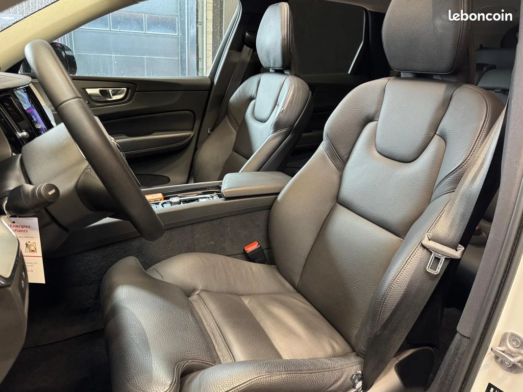 VOLVO XC60 T6 Recharge AWD 253 ch + 145 ch Geartronic 8 Ultimate Style Dark - 1ère main - Toit ouvrant - Sièges chauffants - Caméra 360 (image 10)