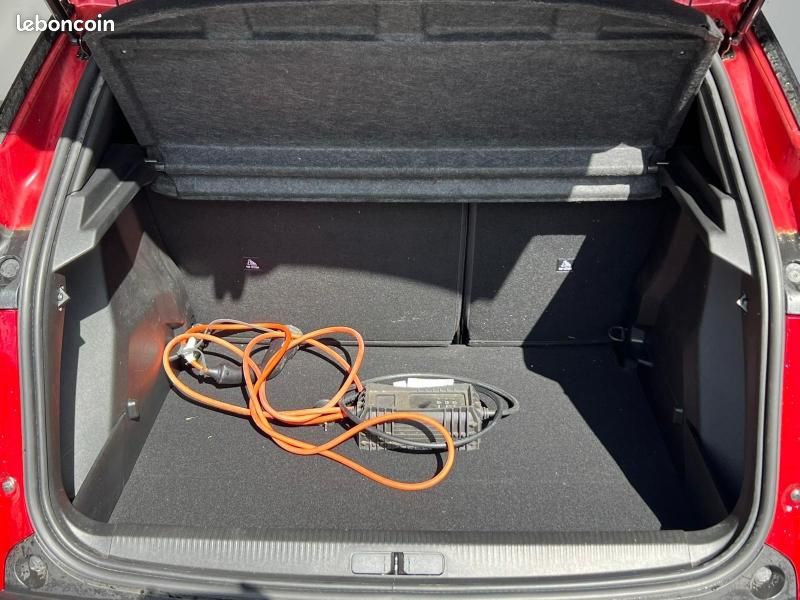 Peugeot 2008 e-2008 136ch GT (image 12)