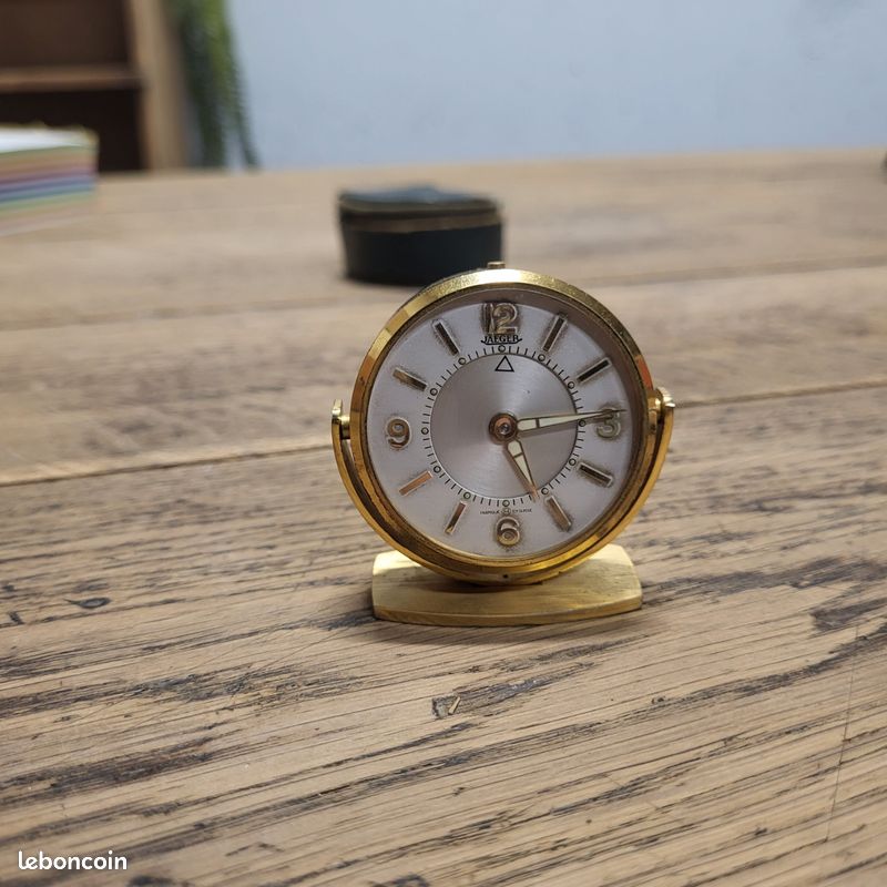 ancien reveil de voyage jaeger lecoutre pendule CUIR
