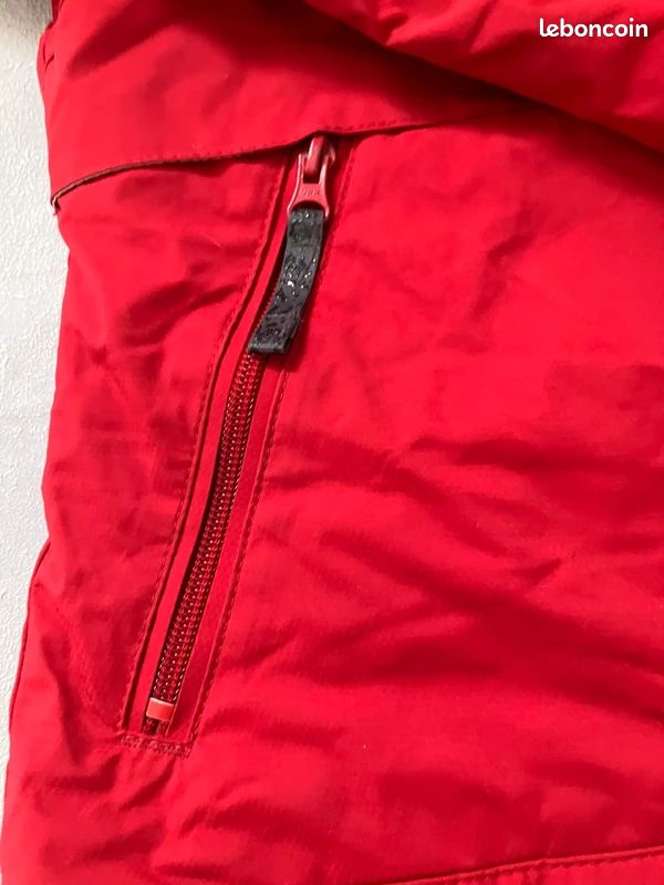 Un Modèle D'autocollant Avec Manteau D'hiver Rouge Isolé | Vecteur Gratuite