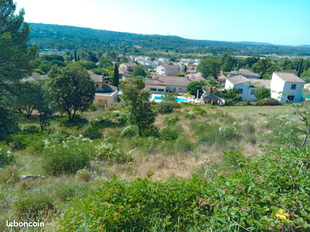 Terrain centre village 1050m2 · à Vailhauquès · 170 000 €