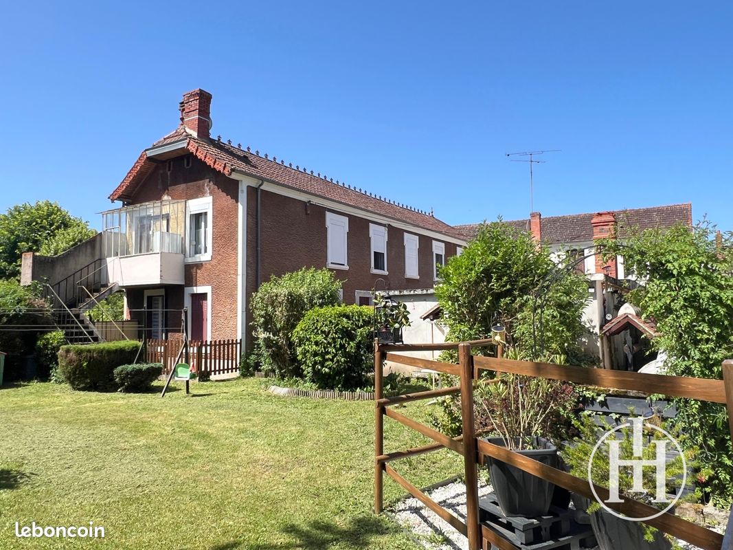 Maison 16 pièces 400 m² · à Urçay · 400 m² · 179 000 €