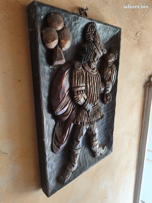 Beau tableau sculpture sur bois polychrome (image 2)