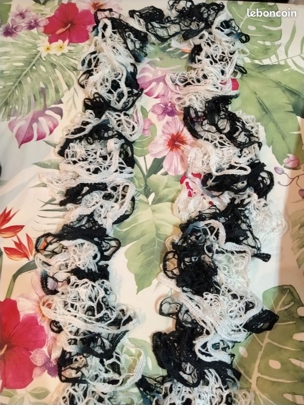 Écharpe fait main noire et blanc (image 1)