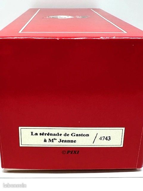 Pixi FRANQUIN Gaston série N°3 Gaston portant une pile de livres et des documents