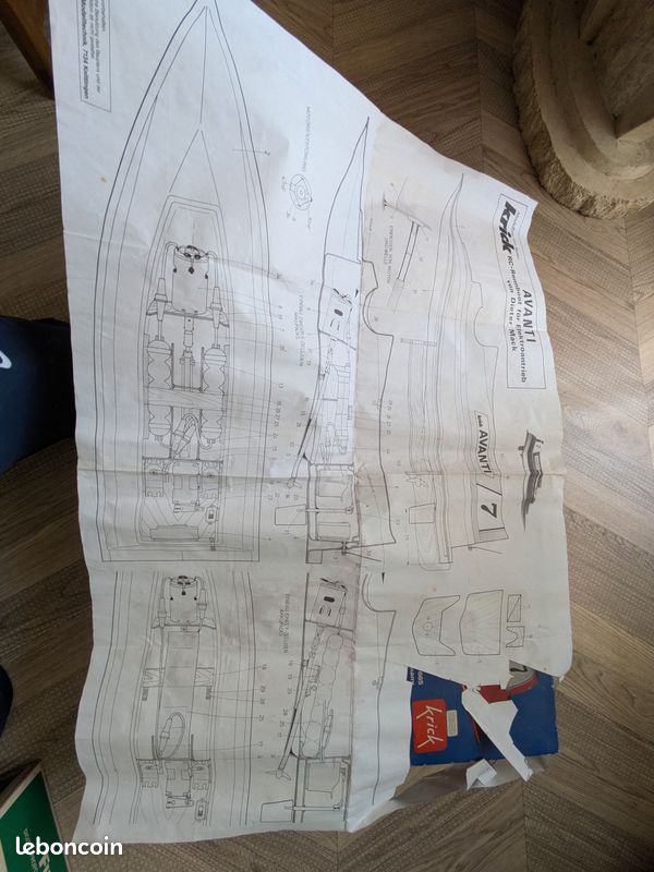 Modélisme bateau RC , KRICK AVANTI 5 , long: 62 cm coque avec début de montage