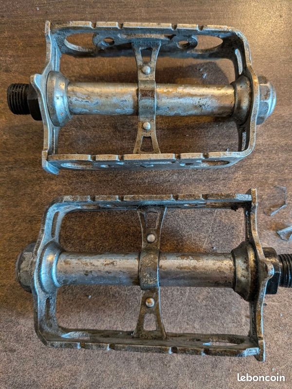1 paire pédales lyotard vélo ancien vintage pedals gauche 14