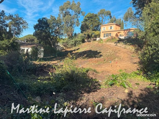 Terrain 1 630 m² Les Issambres