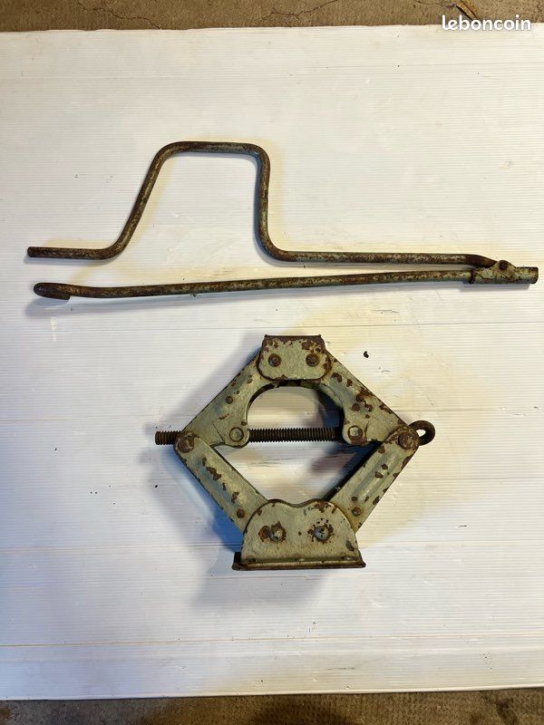 De quel véhicule es ce Cric avec sa manivelle pliable (image 1)