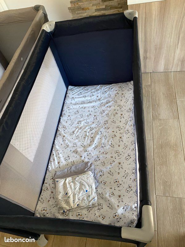 Lit parapluie + matelas + draps housses (image 1)