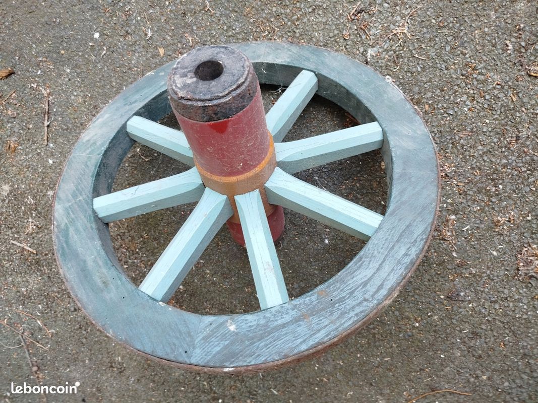 Vend roue de brouette en bois vintage (image 1)