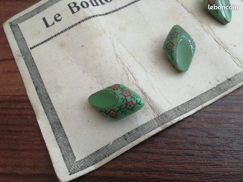 Lot De 10 Boutons Anciens En Lucite écru - Diamètres 18mm Et 20mm - Vintage, Très Bon état