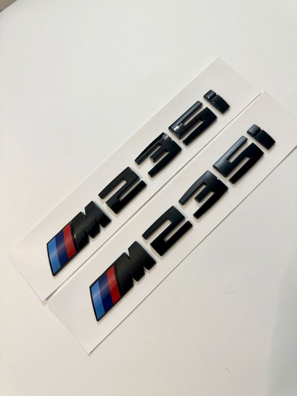 Emblème BMW M235I noir brillant