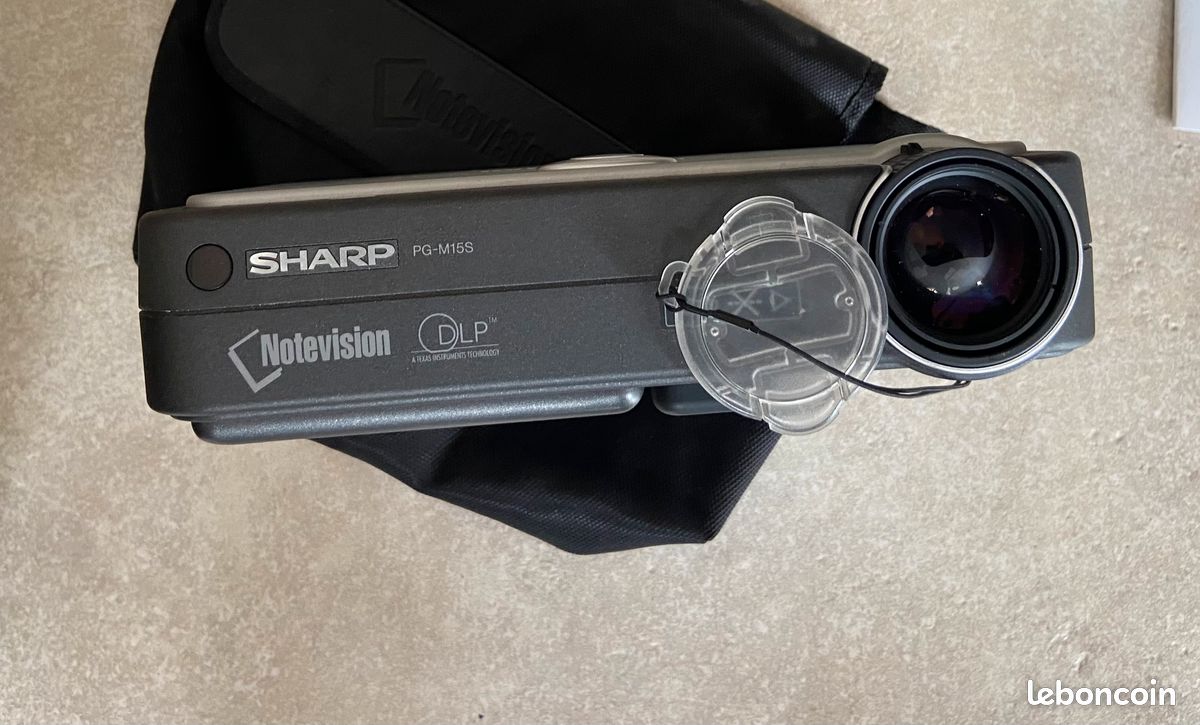 Je mets en vente ce rétroprojecteur SHARP PG-M15S léger (1,6 Kg) et compact de 800x600 pixels compatible SXGA, et un écran de projection portable PROCOLOR 160cm x 200cm (100 pouces) (image 1)