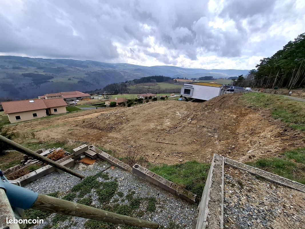 A saisir terrain viabilisé et terrassé · à Saint-Georges-en-Couzan · 29 000 €