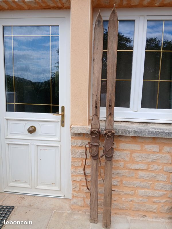 Vieux skis en bois (image 1)