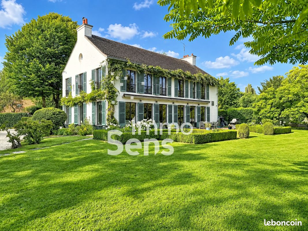 Maison 6 pièces 266 m² · à Croix · 266 m² · 1 349 000 €