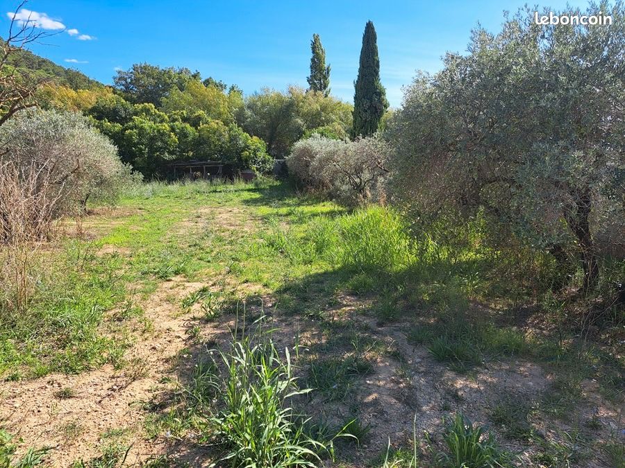 Terrain 1015 m² · à Ventabren · 375 000 €