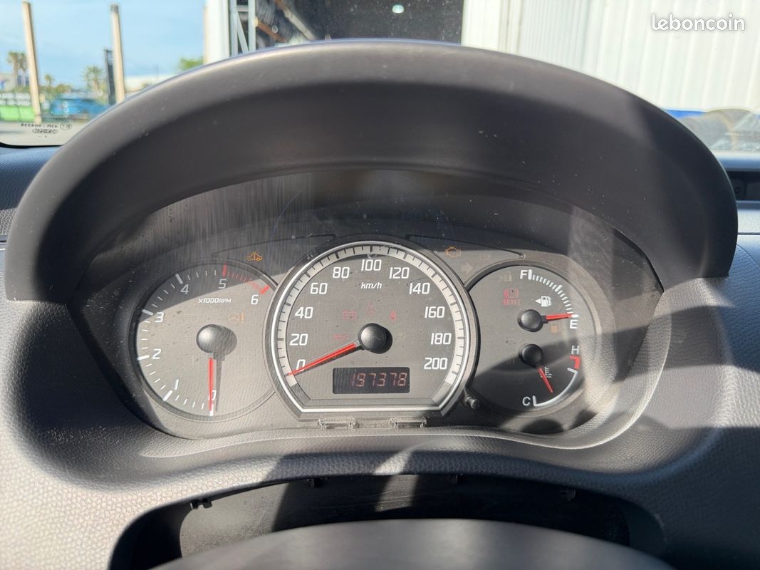 SUZUKI SWIFT 1.3 DDIS 75 SWIFT IN THE CITY 75Ch Garantie 12 mois (image 14)
