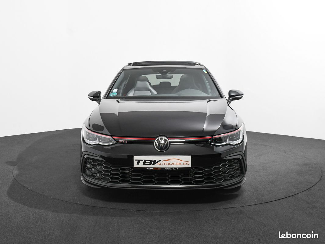 Volkswagen GOLF VIII 2.0 TSI 245 CV GTI DSG7 ACC CARPLAY CAMERA VIRTUAL COCKPIT TOIT OUVRANT ATTELAGE ELECTRIQUE SIEGES CUIR VIENNA ELECTRIQUE A MEMOIRE CHAUFFANTS ET VENTILLES AMBIANCE LUMINEUSE JANT (image 2)
