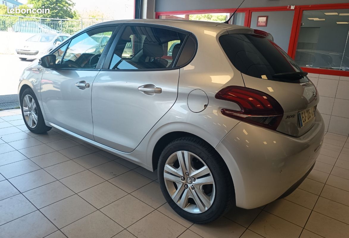 PEUGEOT 208 Phase 2, 1.6 BLUEHDI 100CH, Finition STYLE, DISTRIBUTION OK, CT OK,GARANTIE 6 MOIS (image 4)