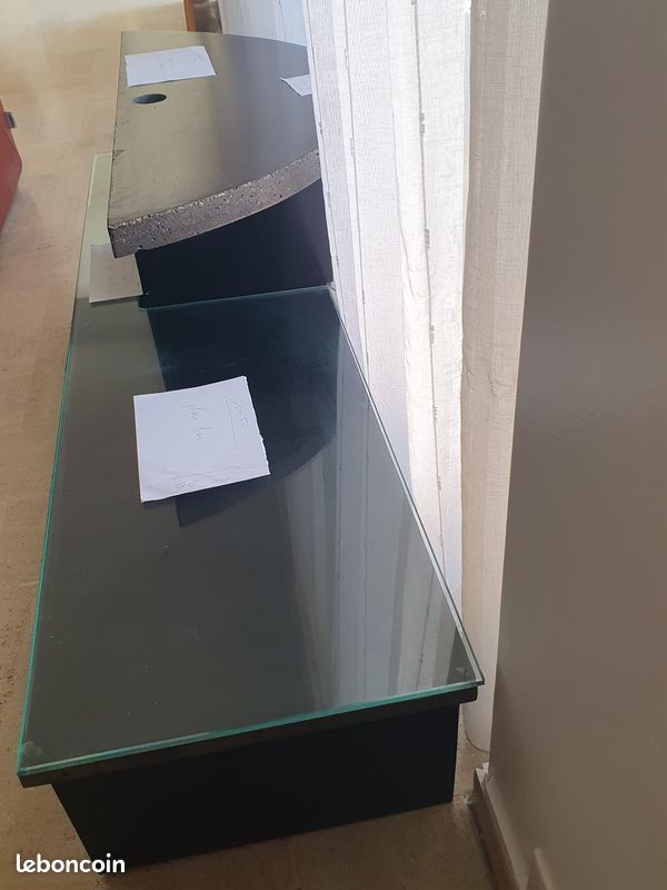 Grand meuble TV solide en béton ciré et verre (image 2)