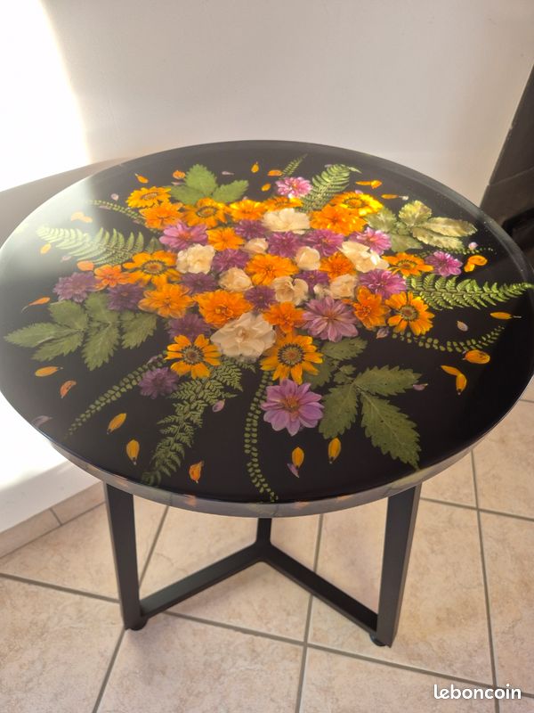 Table d’appoint en résine époxy ronde (image 2)