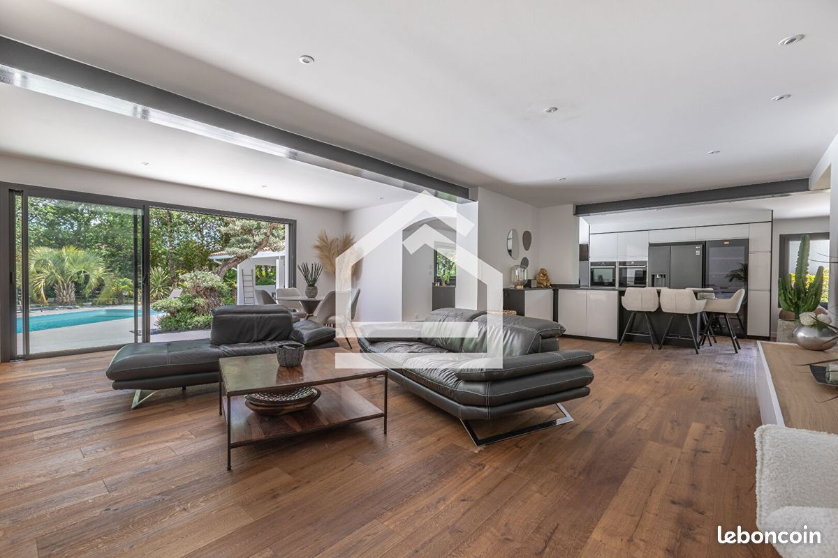 Maison 9 pièces 260 m² · à Saint-Médard-en-Jalles · 260 m² · 949 000 €