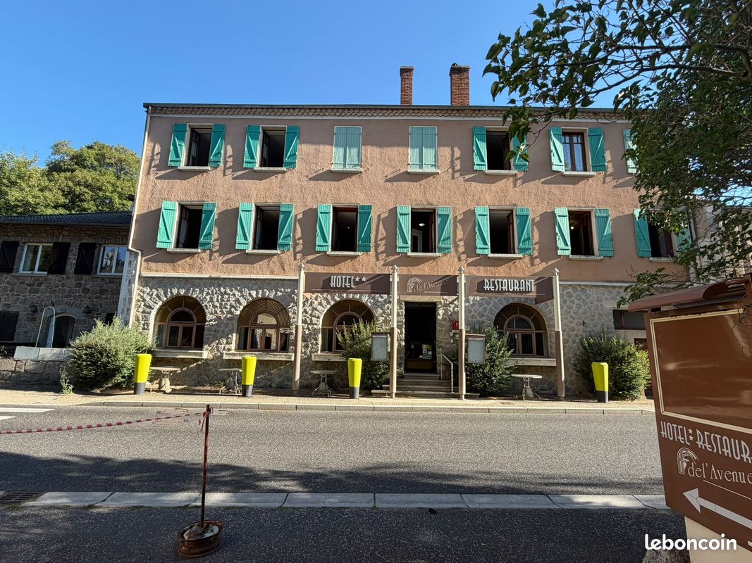 Immeuble 627 m² · à Montfaucon-en-Velay · 627 m² · 180 000 €