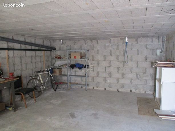 Parking/box 1 pièce 27 m²