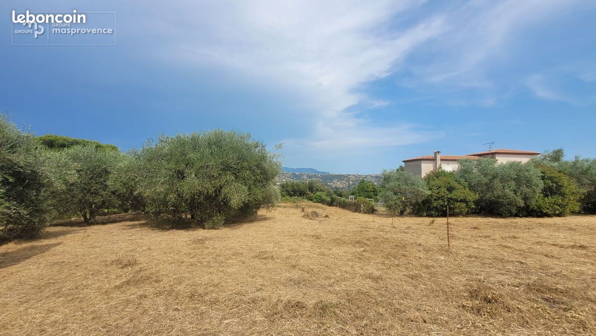 Terrain à bâtir de 856 m² à SAINT-LAURENT-DU-VAR (06) · 399 000 €