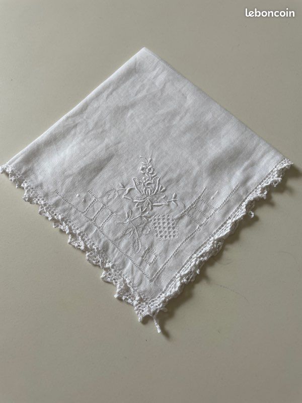 Mouchoir ancien brodé main – motif floral – dentelle vintage (image 1)