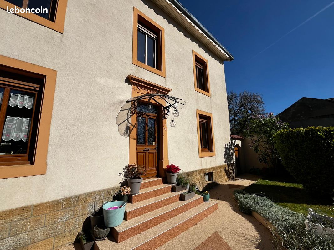 Maison 9 pièces 210 m² · à Saint-Privat-la-Montagne · 210 m² · 310 000 €